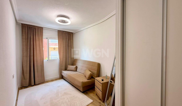 Odsprzedaż - Mieszkanie w bloku - Torrevieja - Playa del Cura