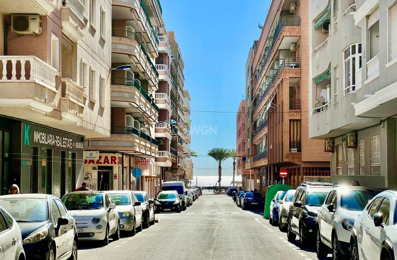 Odsprzedaż - Mieszkanie w bloku - Torrevieja - Playa del Cura
