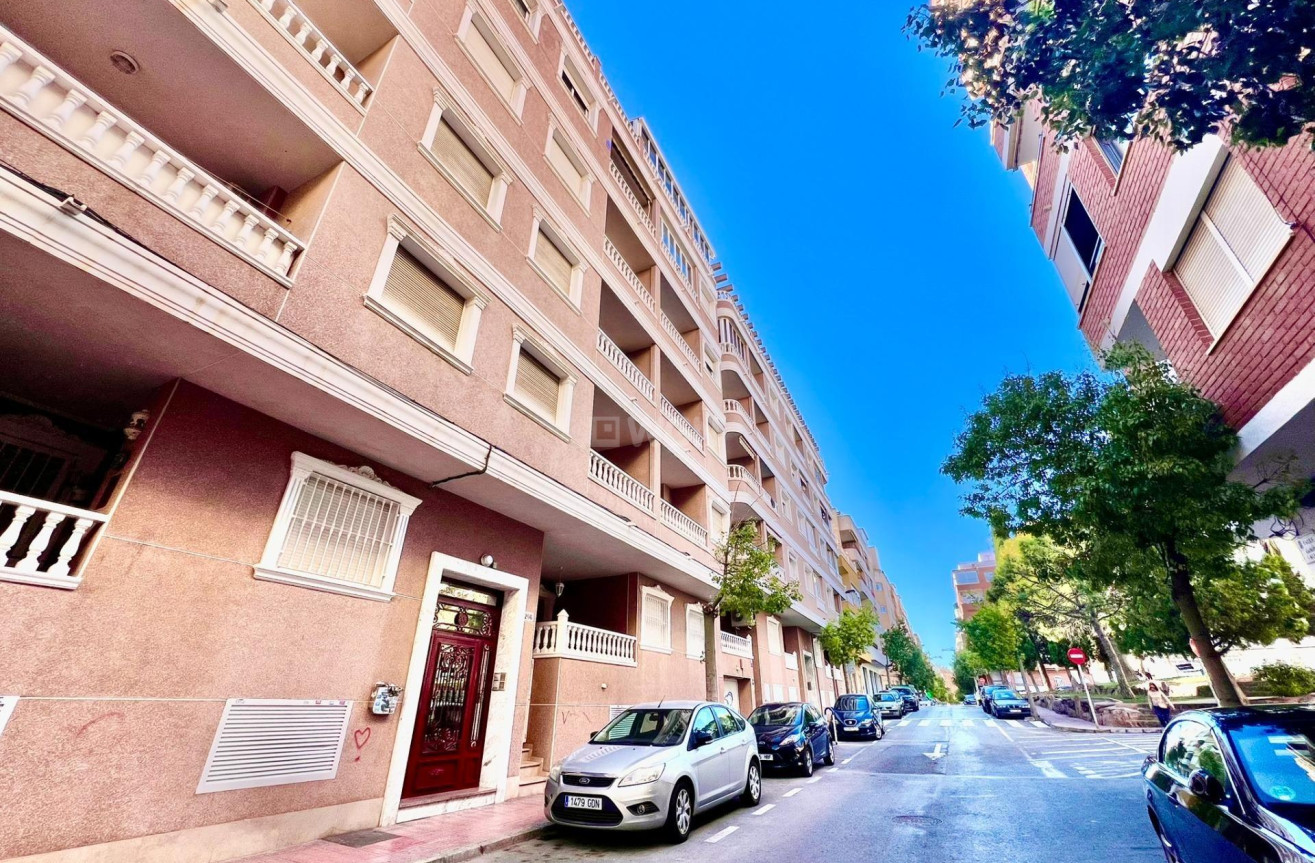 Odsprzedaż - Mieszkanie w bloku - Torrevieja - Playa del Cura