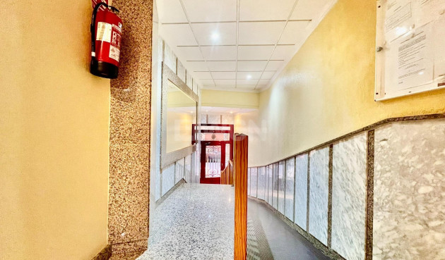 Odsprzedaż - Mieszkanie w bloku - Torrevieja - Playa del Cura